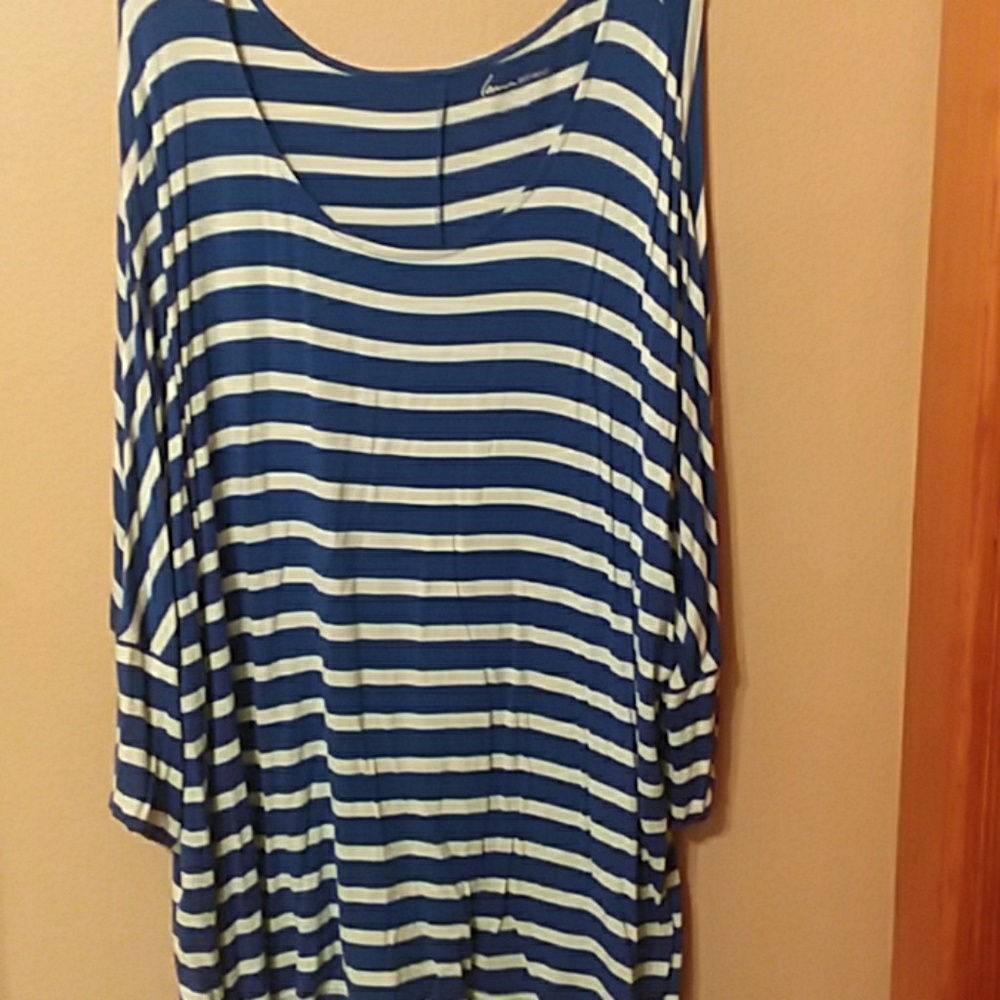 Blue/white top